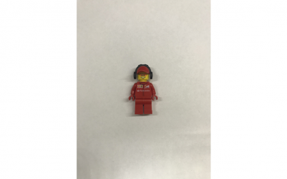 лего Гонщик в красной форме с эмблемой Shell в красной кепке, черных наушниках и прозрачно-оранджевих очках town0247